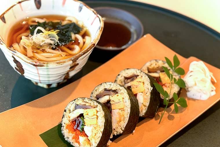 五目太巻きと小うどん