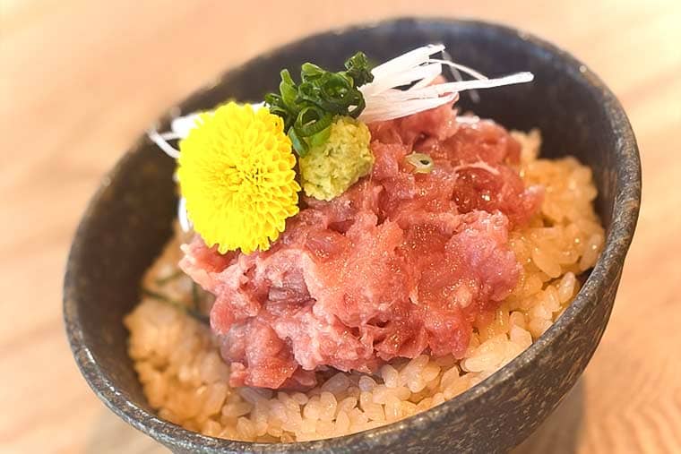 ちょっとイイお供　鮪たたき丼