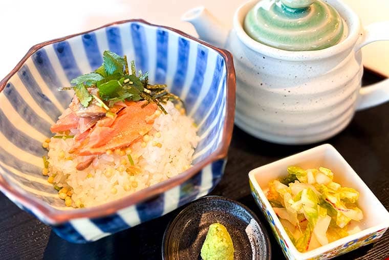 出汁茶漬け（鮭または梅）