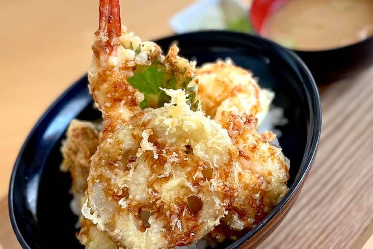 地産食材と半熟卵の天丼